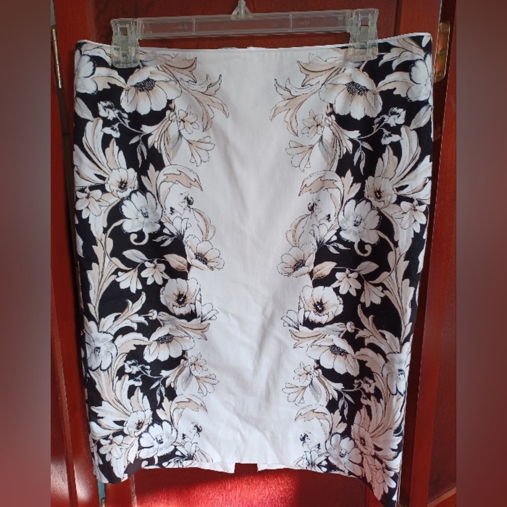 WHBM Size 8 Floral Straight White House Black Market